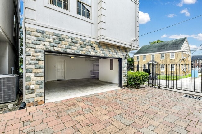 Building Photo - 1529 Rosewood St