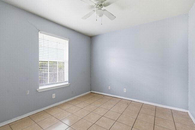 Building Photo - 7625 Windsor Oaks