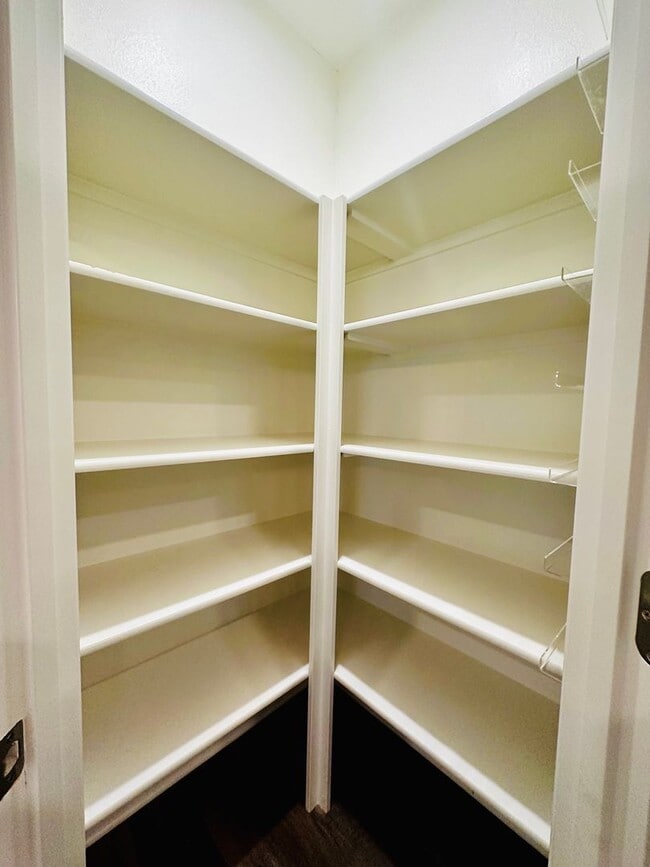 Building Photo - {1095} Modern Townhome Available Immediate...