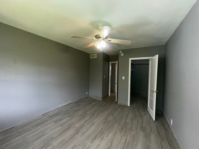 Building Photo - 1113 Lake Terrace