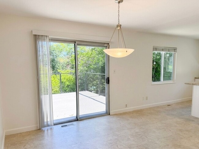 Building Photo - Charming single level home in Parkmead neighborhood