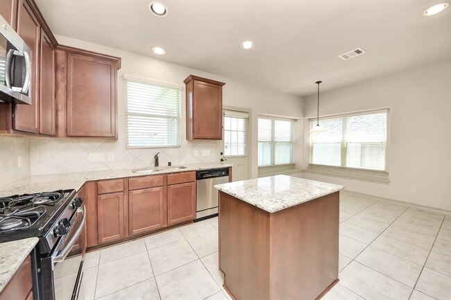 Building Photo - 2407 Argos Dr