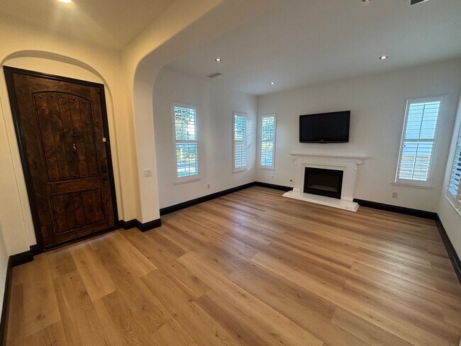 Building Photo - Stunning 5-Bedroom Pool Home with Private ...