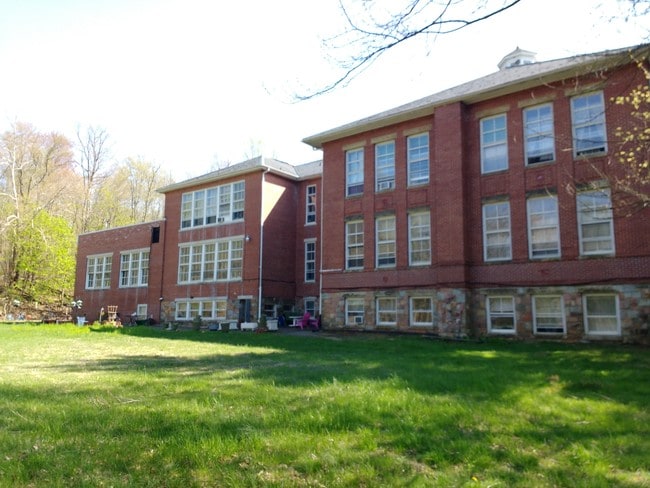 Building Photo - 1557 Main St