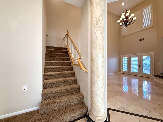 Building Photo - Grand 3 bedroom home with lake and golf co...