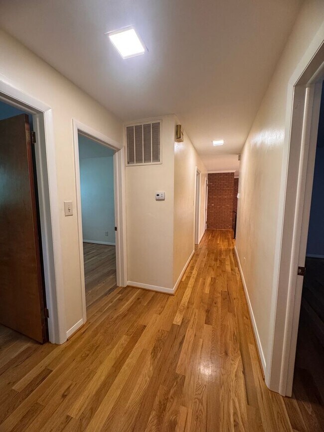 Building Photo - 4 Bedroom Jamestown Beauty!
