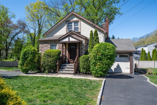 Building Photo - 3 Woodmere Ln
