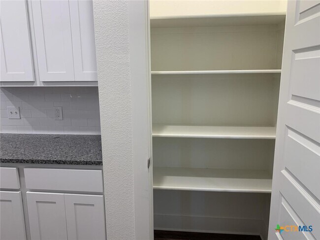 Building Photo - 1854 Royal Loop