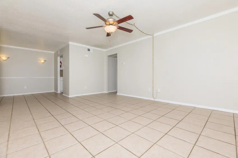 Building Photo - 4645 Ocean Dr