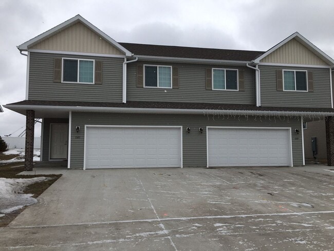 Building Photo - 3 Bed 3 Bath Twin Home