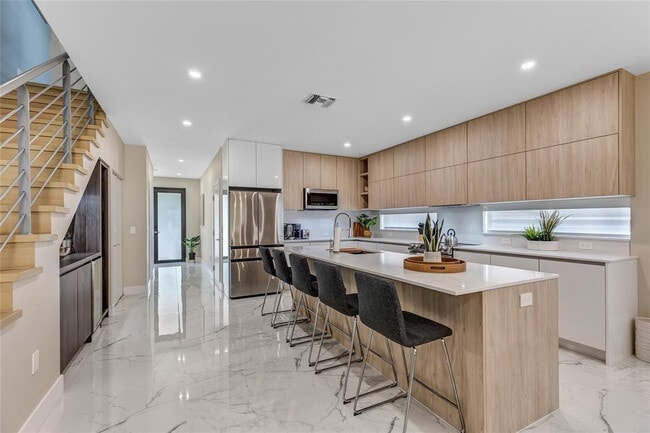 Building Photo - 811 SW 10th Terrace