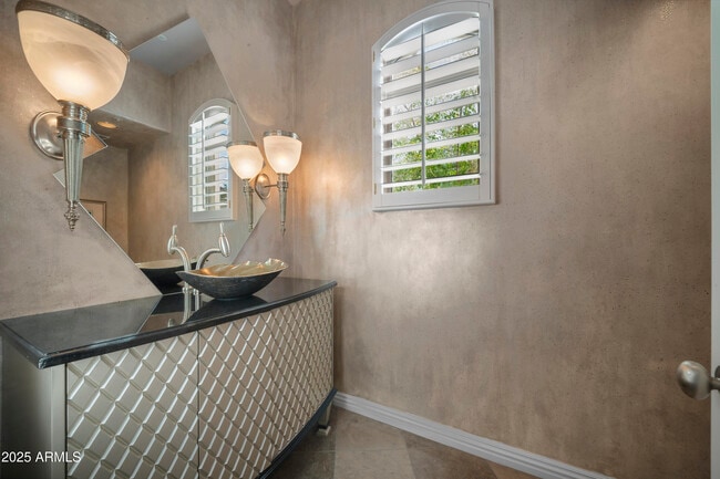 Building Photo - 8350 E Via Del Sol Dr