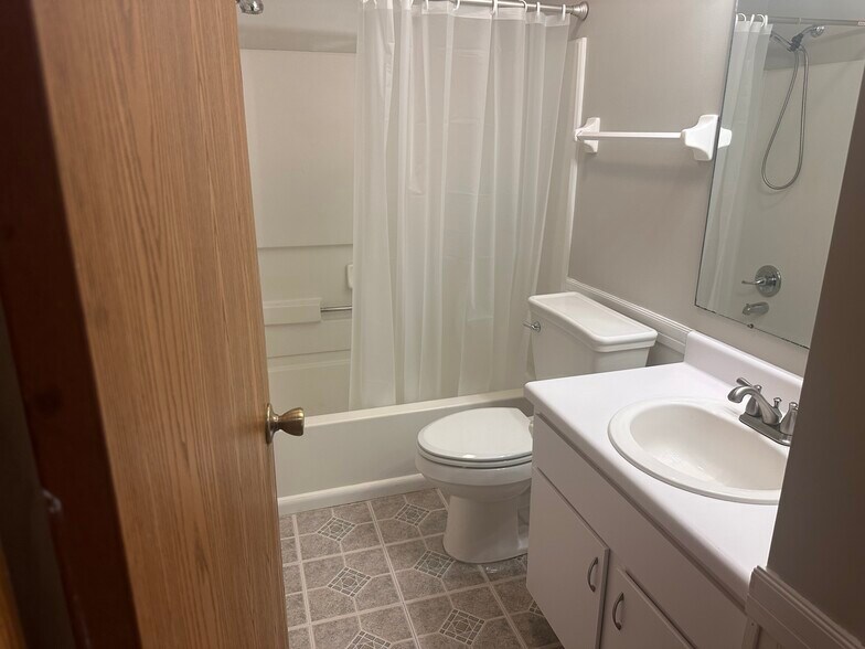 Building Photo - 5125 Singleton Dr