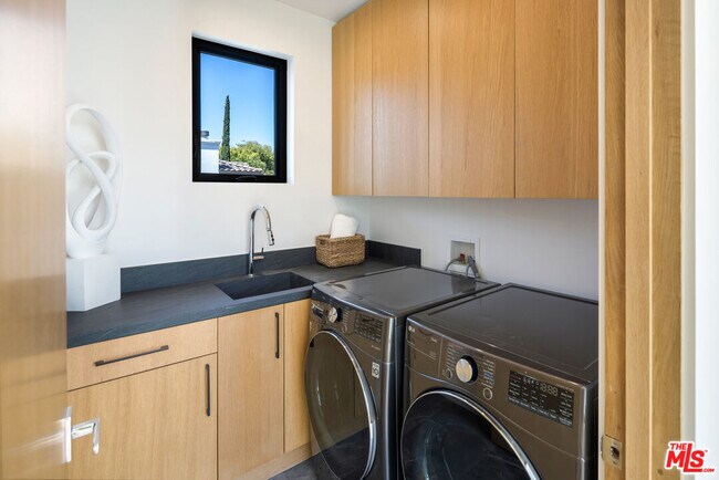 Building Photo - 14822 Hesby St