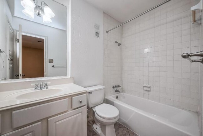 Building Photo - 8450 Ariel St