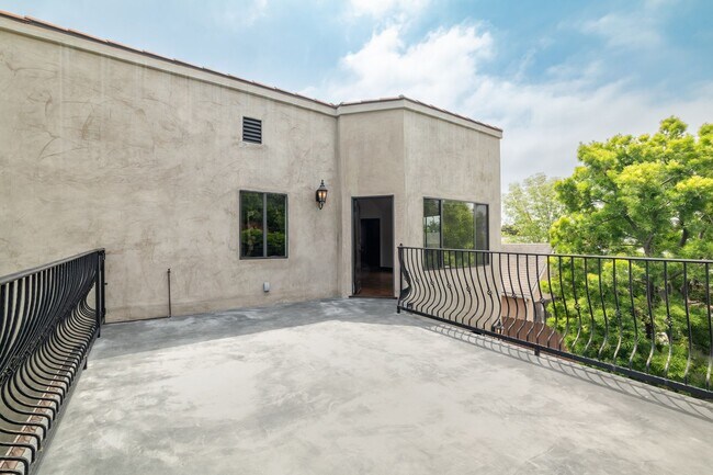 Building Photo - 6 Bed 5 Bath House with Fully Converted Co...