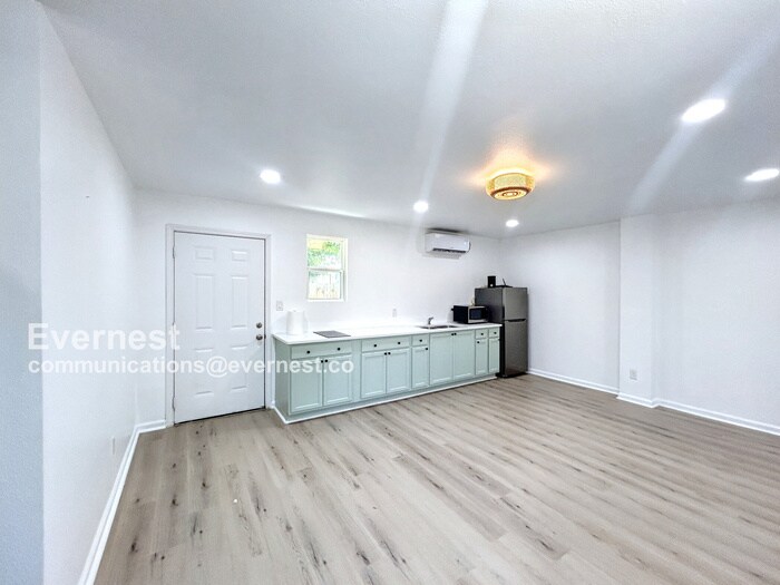 Building Photo - 1404 Rivas St