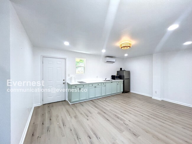 Building Photo - 1404 Rivas St