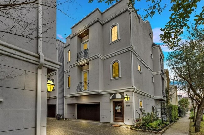 Primary Photo - 5307 Lillian St