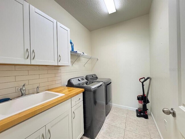 Building Photo - 12377 Streambed Dr