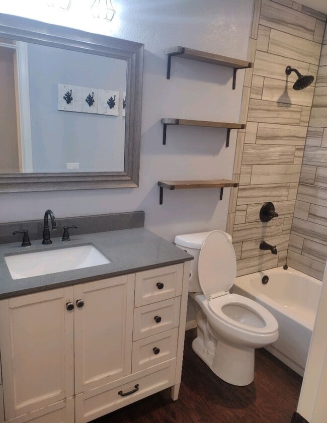 Building Photo - Beautiful 3 Bedroom/ 2 Bath condominium wi...