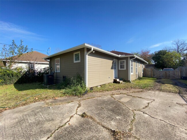 Building Photo - 410 Woolworth St