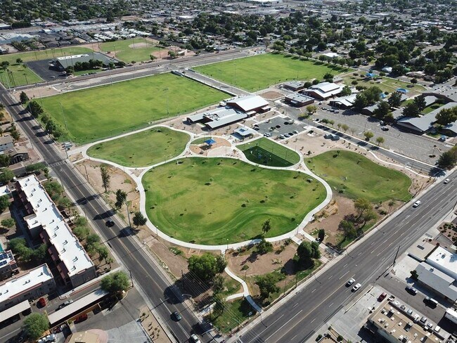 Building Photo - 726 E 3rd Ave