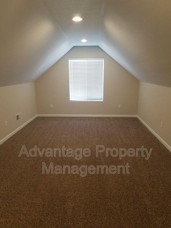 Building Photo - 5836 NE Chandra Ct