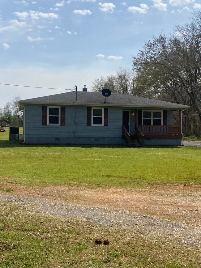 Building Photo - 3 Bed 1.5 Bath Cozy Country Home! - Muscle Shoals, AL