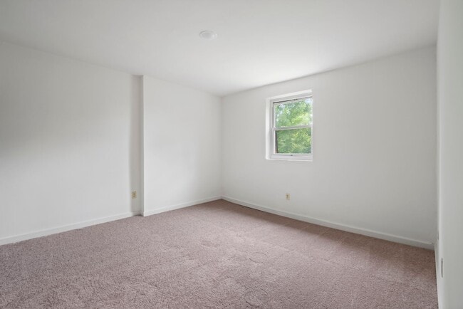 Building Photo - Ready for mid-May, don't miss this SPACIOUS 2-bedroom in the heart of Crafton!