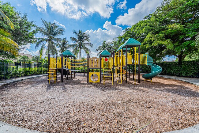 Building Photo - 10513 Versailles Blvd