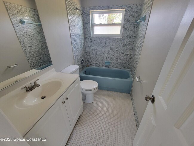 Building Photo - 2170 Emerald Ct