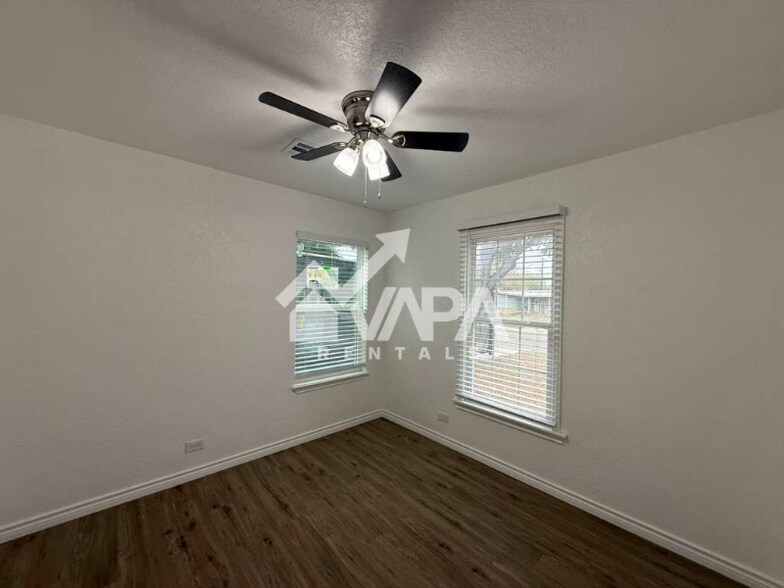 Building Photo - 231 Middlebury Dr