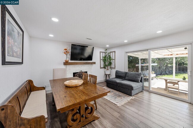 Building Photo - 1208 Roseann Dr