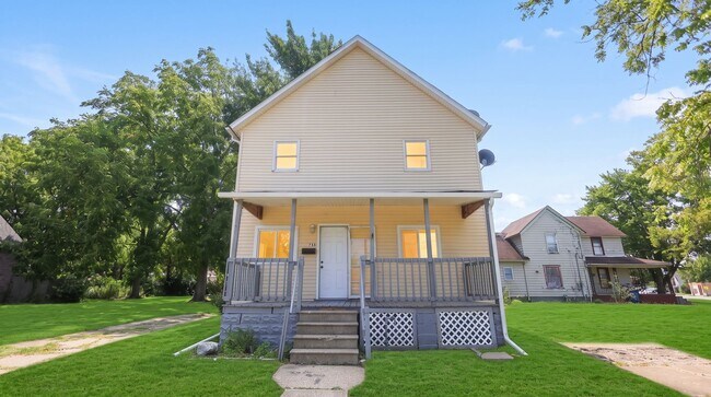 Building Photo - 3 bedroom 2 bathroom Available in Lorain!