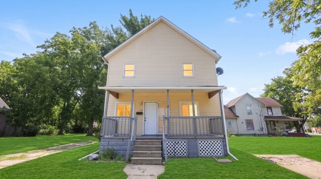 Building Photo - 755 W 13th St