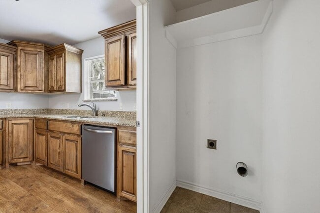 Building Photo - Step into comfort and modern convenience with this charming 3-bedroom, 2-bathroom home in Sherman...