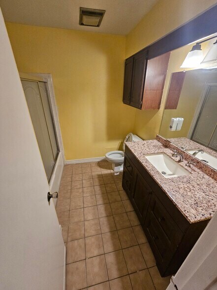 Guest Bathroom with shower - 618 Land O Lakes Dr