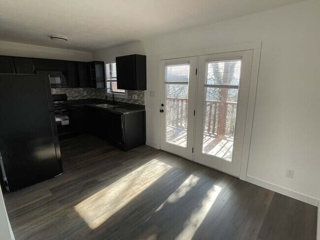 Building Photo - 1642 Hillwood Dr