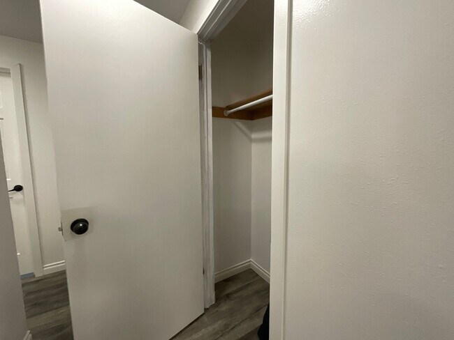 Building Photo - Beautiful 3 Bedroom 2 Bath Home at Lawrence Lake!