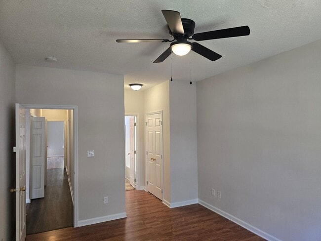 Building Photo - Super Cute Renovated End-Unit Loft Townhome in Arbor Creek!