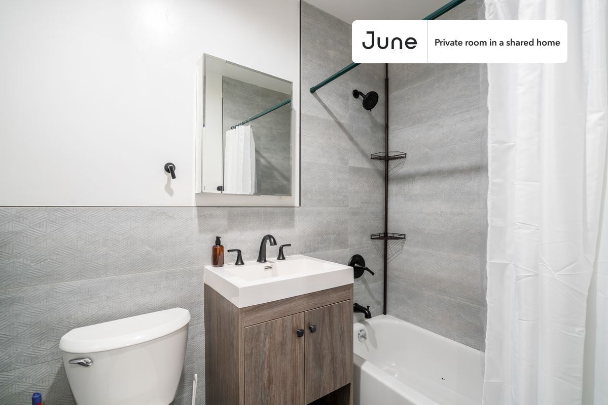 Building Photo - Private bedroom in 4 bed/2 bath Home