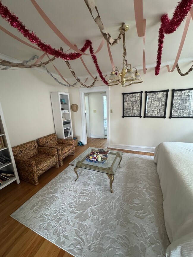 Building Photo - Lovely and Very Large Ravenswood Manor 1 BR