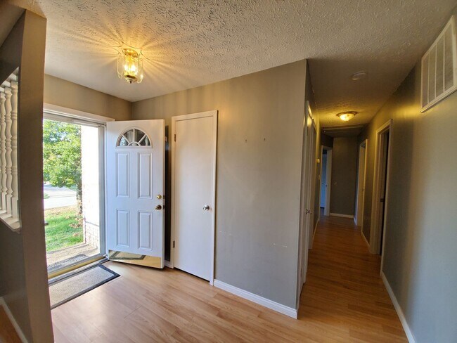 Building Photo - YOU CAN STOP YOUR SEARCH! BRAND NEW Jeffer...