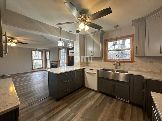 Building Photo - 343 Independence Dr