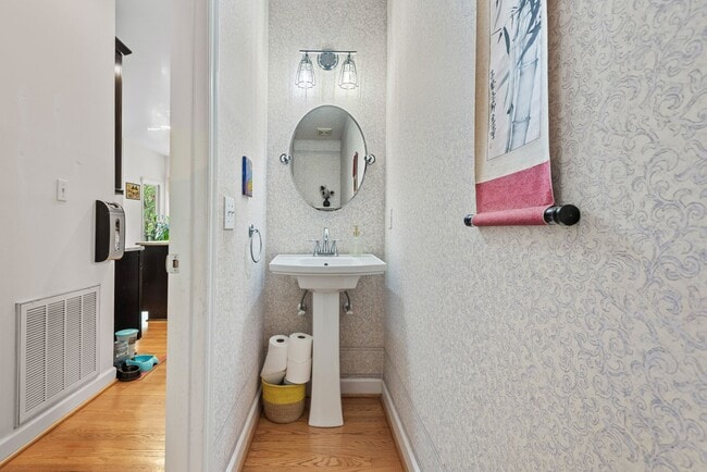 Building Photo - **Applications Pending** Charming Home on Large Lot in Chapel Hill!