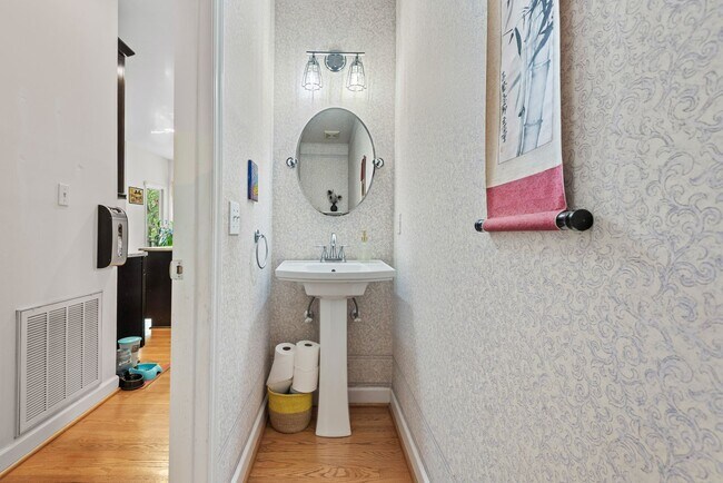 Building Photo - Charming Home on Large Lot in Chapel Hill!