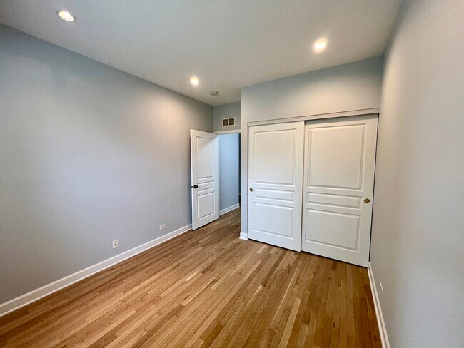 Building Photo - 473 Metropolitan St