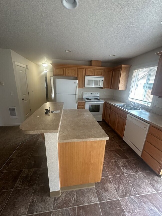 Building Photo - Three Bedroom Ranch in Orchards!