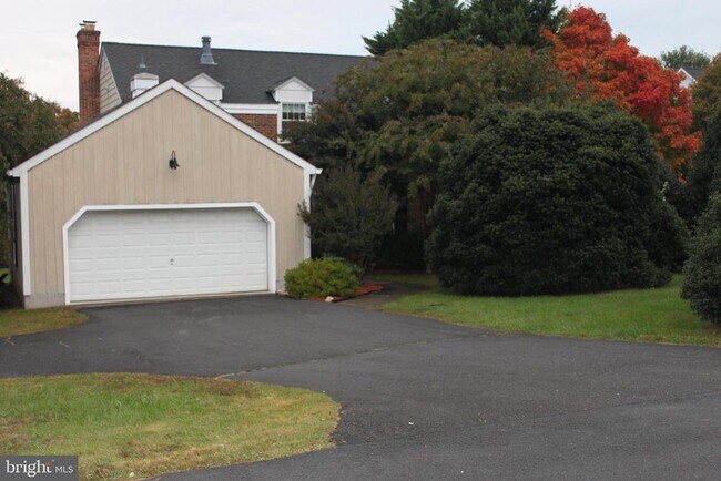 Building Photo - 6210 Cottonwood St